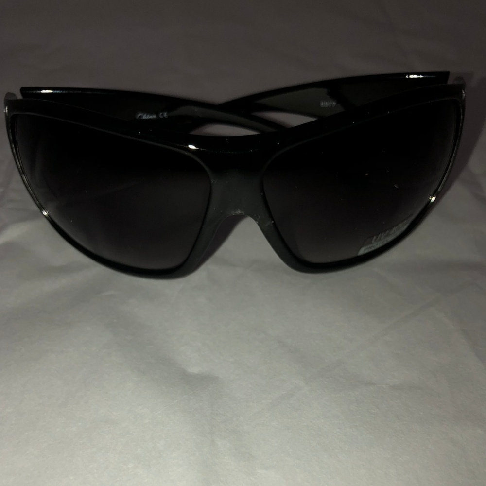 *** NEW *** Rhinestone Accent Modern Sunglasses